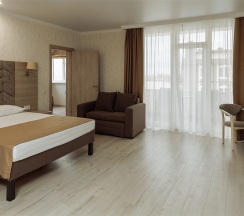 FAMILY JUNIOR SUITE с боковым видом на море и бассейн в Эмеральдика