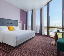 Представительский люкс с панорамным видом в Golden Tulip