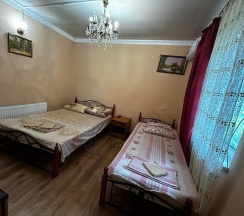 Номер улучшенный с 3 односпальными и 1 двуспальной кроватью в Аленка