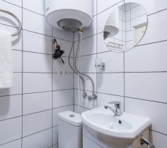 1-комнатные апартаменты эконом с 1 двуспальной кроватью (без окна) в Prim Rooms Apt Apartments (Прим Румс Апт Апартментс)