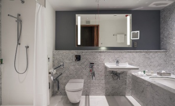 НОМЕР БИЗНЕС-КЛАССА С ДВУМЯ ОДНОСПАЛЬНЫМИ КРОВАТЯМИ И ДОСТУПОМ В БАР-ГОСТИНУЮ в Hilton Saint Petersburg ExpoForum