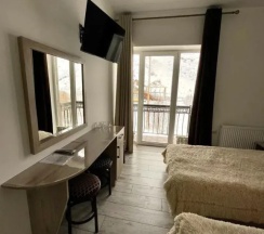 Трёхместный номер Standard с балконом и с видом на горы в Ail Home