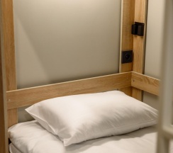 Кровать в 4-местном общем женском номере в Pillow Hostel