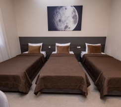 Номер стандарт с 3 односпальными кроватями в Moon