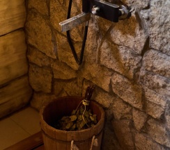 Двухэтажный дом с видом на реку, сад и горы в Дагар