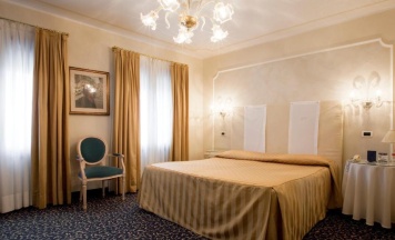 Двухместный номер Classic с видом на канал двуспальная кровать в Hotel Principe