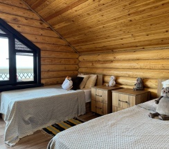 Коттедж с балконом и с красивым видом из окна в Domik_05