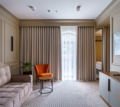 Люкс с балконом в The Rison Hotel