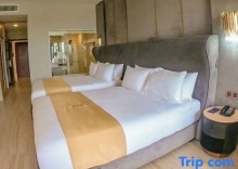 Люкс с видом на бассейн в Jupiter Trevi Resort and Spa