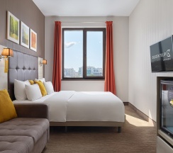 Улучшенный номер с кроватью размера "king-size" в Golden Tulip