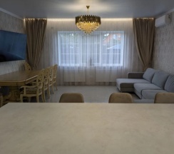 Шестиместный коттедж с балконом и рядом с пляжем в Гостевой дом