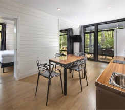 Коттедж с 1 спальней и купелью без сауны в Black Village Family