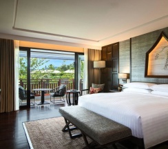 Двухместный люкс c 1 комнатой с балконом двуспальная кровать в Phuket Marriott Resort And Spa, Nai Yang Beach