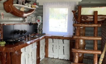 Коттедж с балконом и с красивым видом из окна в Домик рыбака