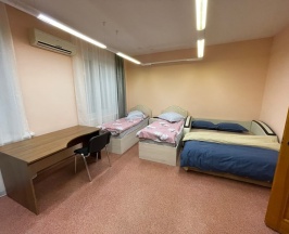 четырехместный номер с 2 раздельными кроватями и двуспальной диваном в Неделина