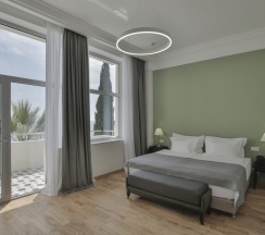 Сюит с террасой с красивым видом из окна в Garden Resort