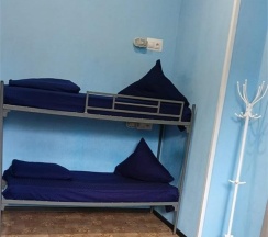 Верхняя кровать в 8-местном мужском номере (общие удобства) №1 в У путепровода