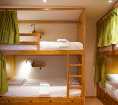 Кровать в общем номере в Peach Hostel & Suites