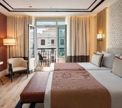 Двухместный номер Superior с балконом (двуспальная кровать) в Senator Gran Vía 70 Spa Hotel