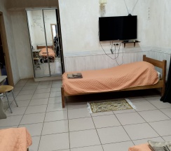 Трехместный номер с 3 односпальными кроватями в Леис