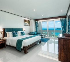 Двухместный номер Deluxe с балконом и с видом на море двуспальная кровать в Andaman Beach Suites Hotel