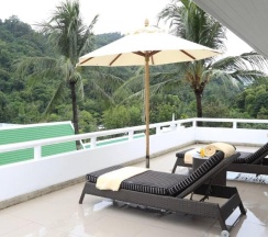 Двухместный номер с террасой с видом на океан двуспальная кровать в Le Meridien Phuket Beach Resort