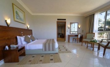 Двухместный полулюкс с видом на море двуспальная кровать в Regina Resort and Aqua Park Hurghada
