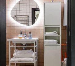 Персиковый дом с камином и с чаном в окружении леса в Timeless