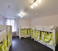 Кровать в 8-местном общем номере в Иж-Хостел