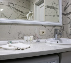 Двухместный люкс с 2 комнатами с балконом и с красивым видом из окна двуспальная кровать в Golden Park