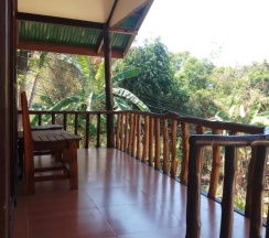Двухместное бунгало с балконом (двуспальная кровать) в Phi Phi Jungle Hill Bungalow