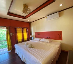 Двухместное бунгало с видом на море двуспальная кровать в Kinnaree Resort Koh Kood