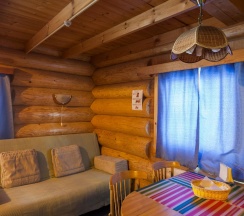 Коттедж стандарт с 2 односпальными и 1 двуспальной кроватью в На ладони