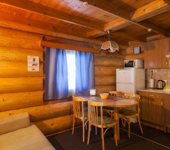 Коттедж стандарт с 2 односпальными и 1 двуспальной кроватью в На ладони