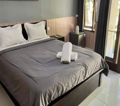 Двухместный номер Standard с балконом и с видом на сад двуспальная кровать в Mai Guesthouse Sanur