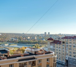 Двухместные апартаменты с балконом и с красивым видом из окна (двуспальная кровать) в Квартира 1-к у залива на Маркова 8/1 от RentAp, 4 сп.места