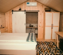 Тент-хаус в сосновом лесу в Синий Яр