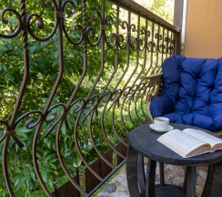 Двухместный люкс Provence №40 с 2 комнатами с красивым видом из окна двуспальная кровать в Лель