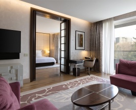 Номер Signature Suite, с видом на парк, с гостиной - с двуспальной кроватью в Swissotel Resort Сочи Камелия