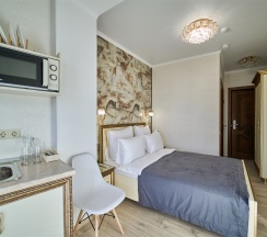 Студия Панорамная с балконом, мини кухней и видом на город и зелёную зону в Амбассадор