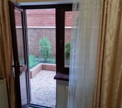 Трехместный номер с отдельным выходом во двор в Guest house city center