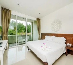 Двухместный номер Deluxe с видом на бассейн двуспальная кровать в L'esprit de Naiyang Beach Resort