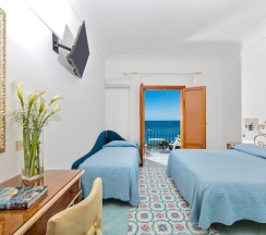 Трёхместный номер Standard с балконом и с видом на море в Hotel Pupetto