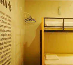 Кровать в общем номере в Monkey Dive Hostel Khaolak