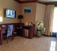 Двухместный полулюкс с видом на бассейн двуспальная кровать в Erawan Hotel