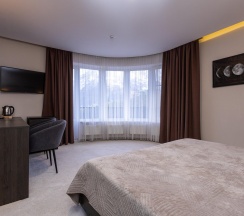 Номер полулюкс с 1 двуспальной кроватью и балконом в Moon