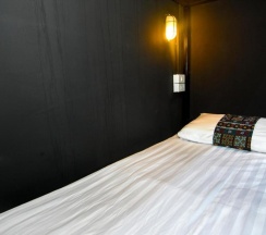Кровать в общем номере с видом на город в KAYAN Hostel