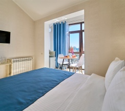 Студия Панорамная улучшенная с балконом, мини кухней и видом на город и море в Амбассадор