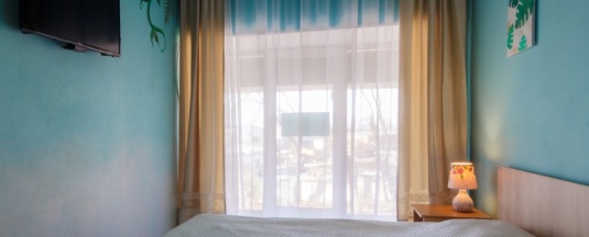 Семейный номер с двуспальной кроватью с видом на море. в Nice Hostel