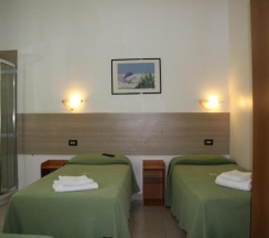 Кровать в общем номере (мужской номер) в Hotel Adelchi